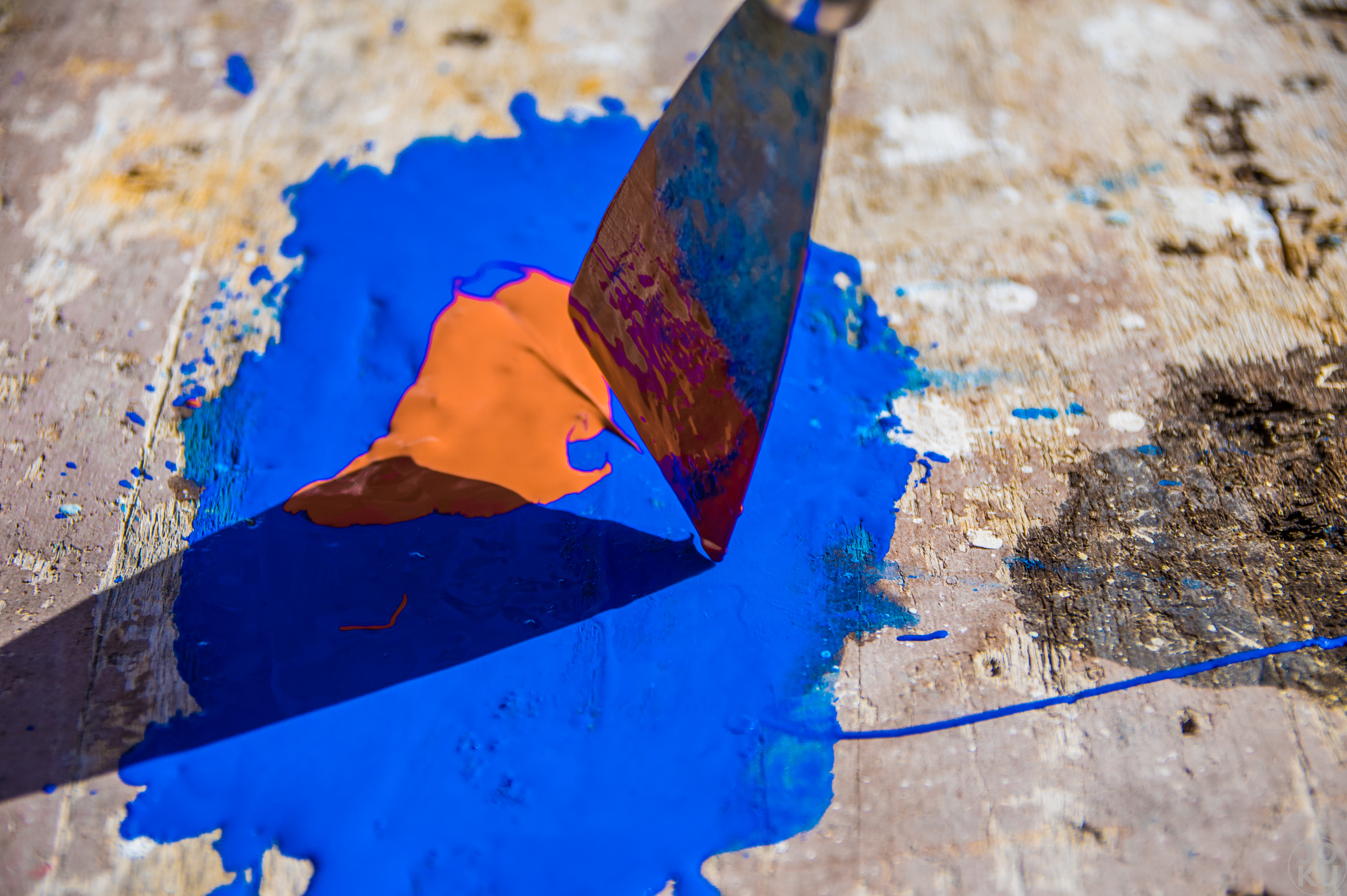 Farbkleks_Blau_Orange_Spachtel_1